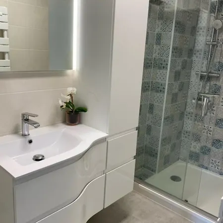 Nice 25M Studio Near The Beach! * 昂蒂布
